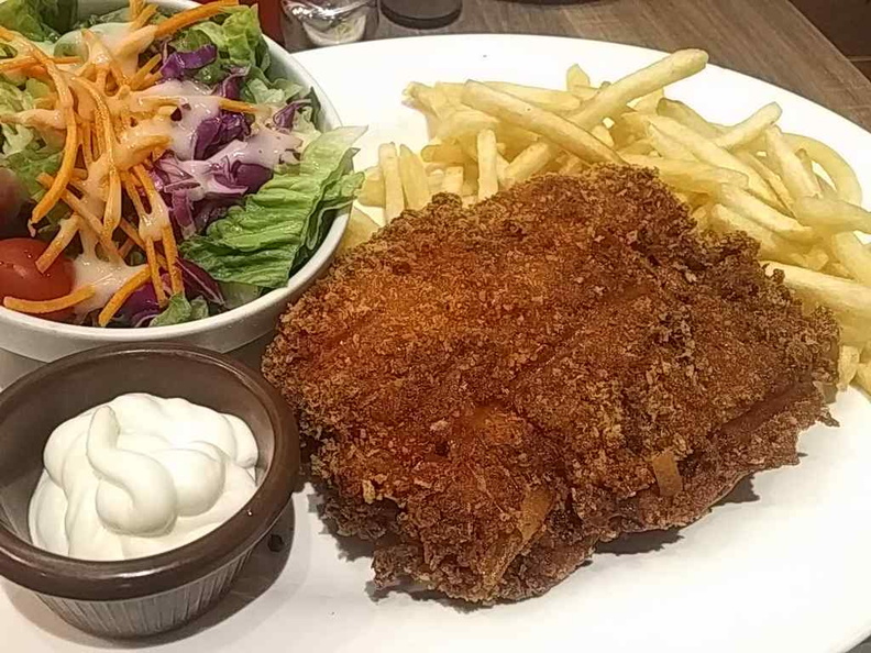 Breaded chicken culet with fries and garden salad