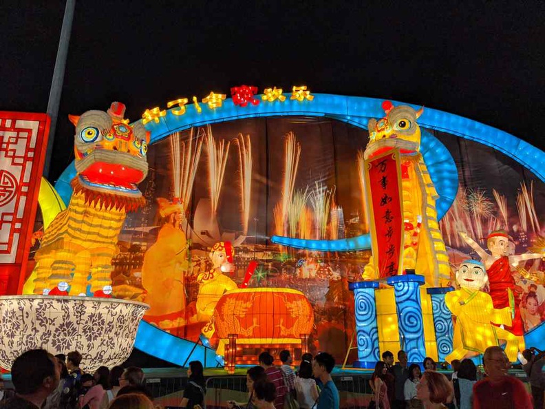 Large lit lantern displays are a mainstay of every river hongbao