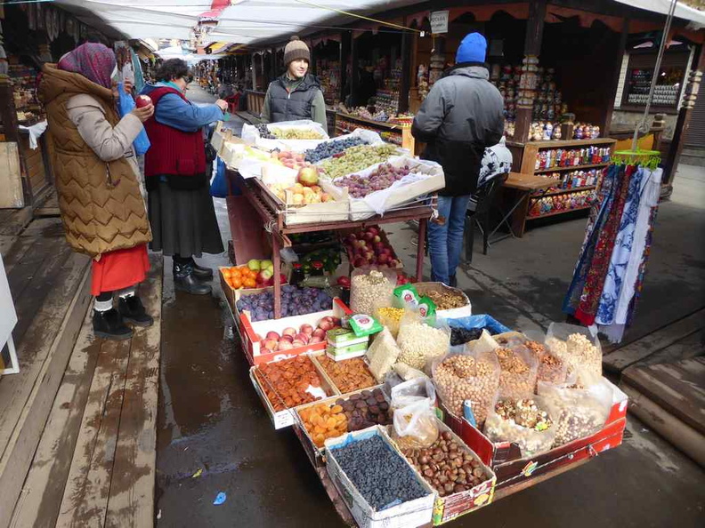 There is a mix of store-based and mobile food vendors in Izmailovsky
