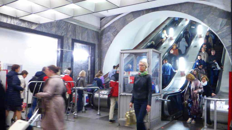 The escalators are always 3 abreast. They even have dedicated escalator operators