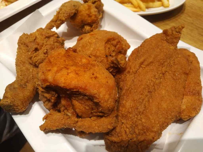 Their 5 piece chicken piece set suitable for sharing in groups. All their fried chicken are prepared the same so everyone can have a go at tasting it