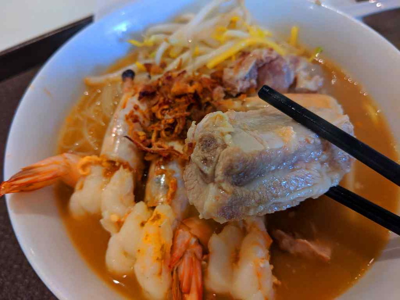 The servings of pork ribs in the prawn noodle combo is delightfully large. Surprisingly, it goes with the prawn stock soup