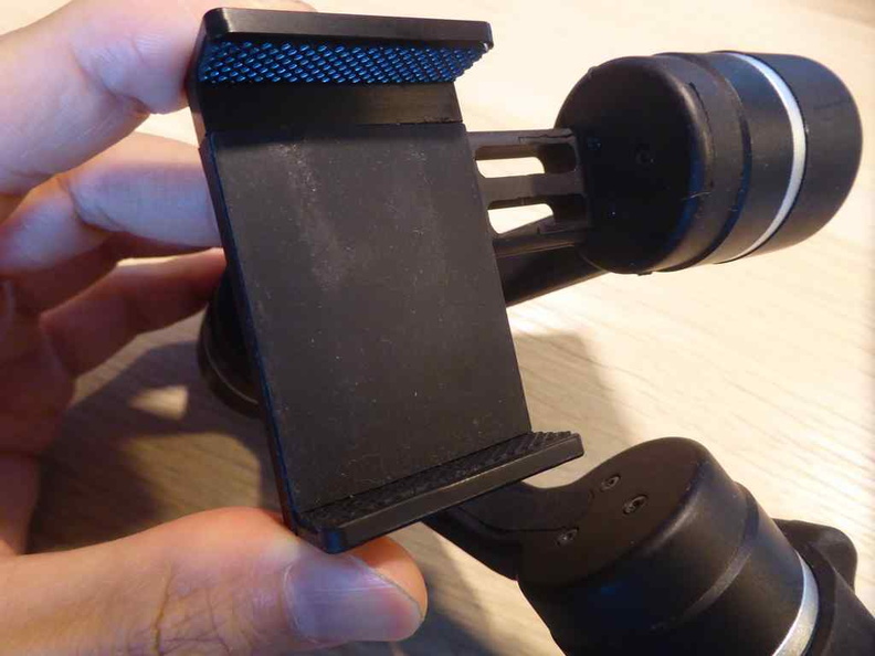 The phone clamp of the Alfawise is rubberized and holds your phone snugly in place