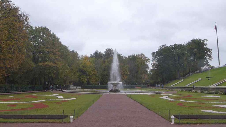 Other minor fountains near the palace, such as the Frantsuzskiy bowl Fountain