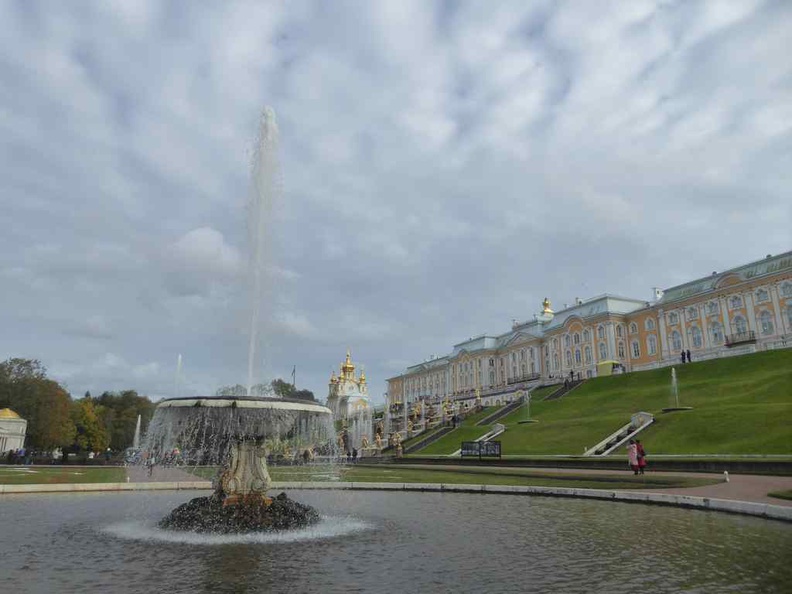 The Frantsuzskiy bowl Fountain pictured in front of the grand palace and the fountain cascade in the background
