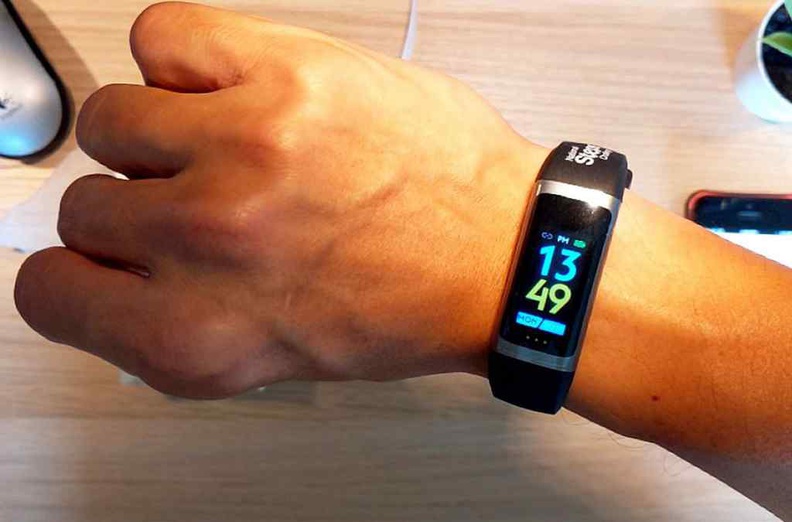 The step tracker automatically goes out of standby when you flick your wrist to view the time