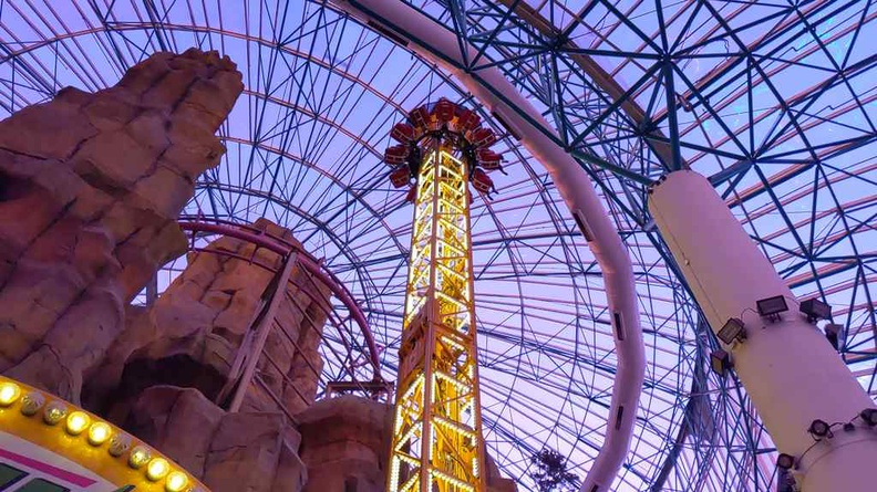 The slingshot tower at maximum height before the drop