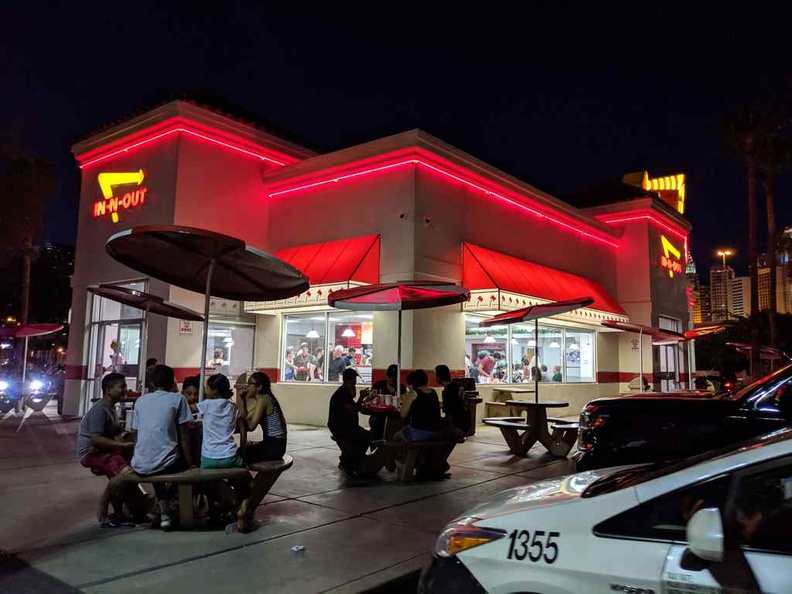 The exterior of the In-n-out branch am checking out, with their signature colours for In-N-Out are white, red, and yellow