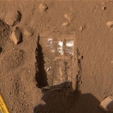 Phoenix lander white stuff on mars discovery