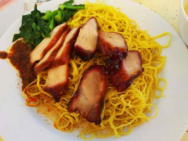 Zhong Yu Yuan Wei Tiong Bahru Wanton Noodle, chicken noodle and dumpling soup are their specialties