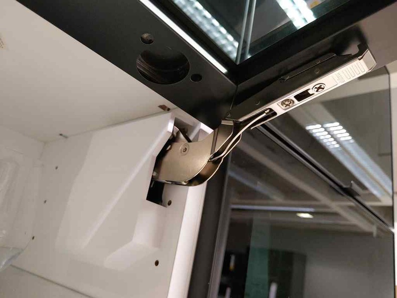Utrusta hinges on METOD kitchen cabinets