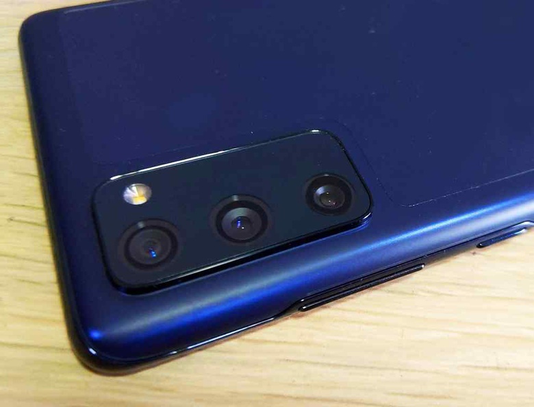 Samsung S20 FE Triple camera lens setup