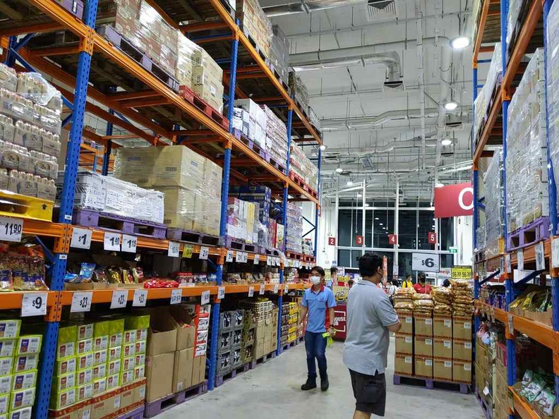 In the NTUC Warehouse club at Joo Koon, is this a supermarket or warehouse