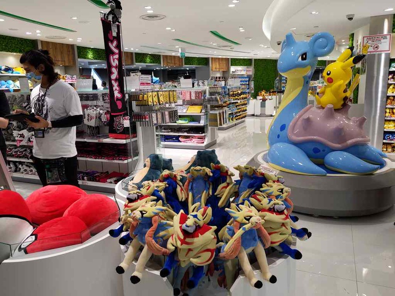 Store welcome Lapras statue