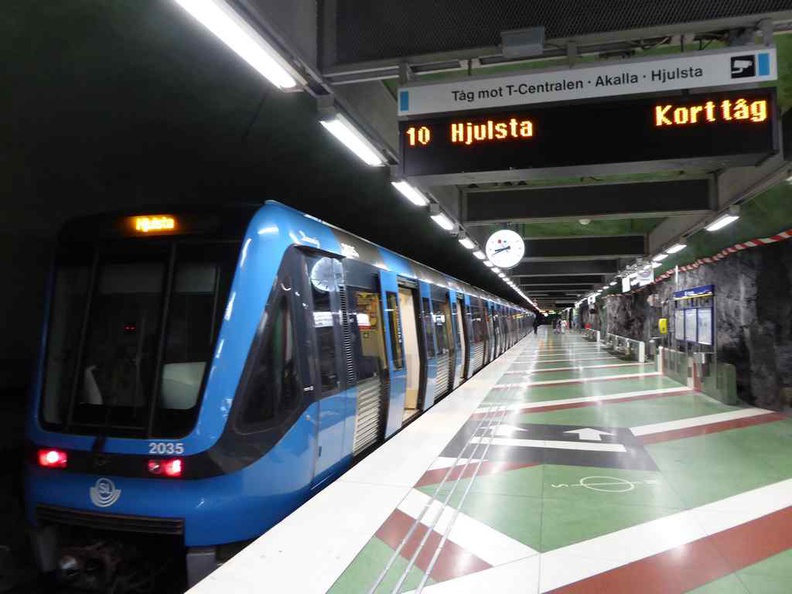 The green and red colour theme carries onto the train platforms, in stark contrast to the blue line trains