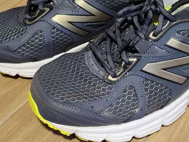 The NB565 front mesh is breathable and does give the show a premium look