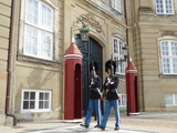 copenhagen-denmark-amalienborg-palace-guards-001