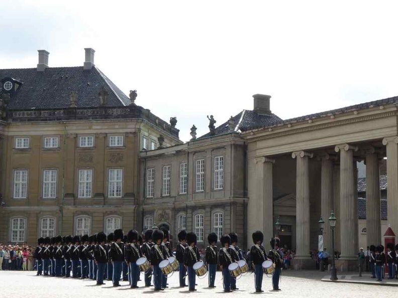 copenhagen-denmark-amalienborg-palace-guards-004