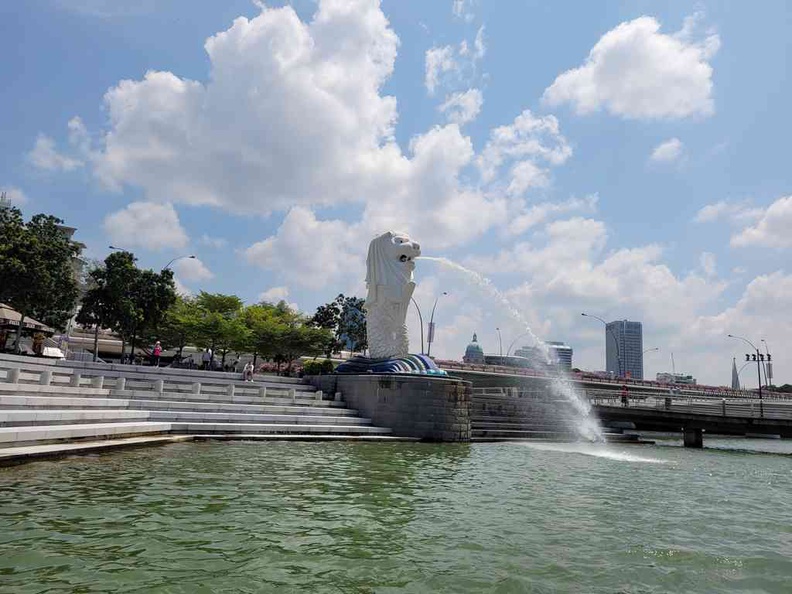 Duck tours The Merlion, a Singapore icon by the Marina Bay
