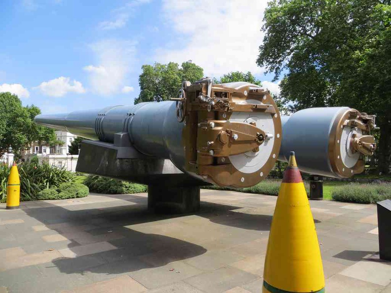 Mk 1 Naval gun and 15 inch rounds on display at the front lawn