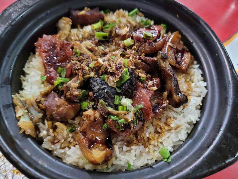 Happy snacks claypot rice Staple claypot chicken rice with boneless chicken, sausages and chinese mushrooms. Available in 4 sizes starting at $5.50