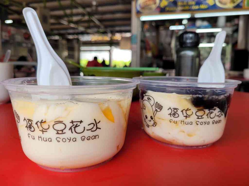 Fuhua soya bean Bean curd desserts in a variety of added condiments, served on disposable cups