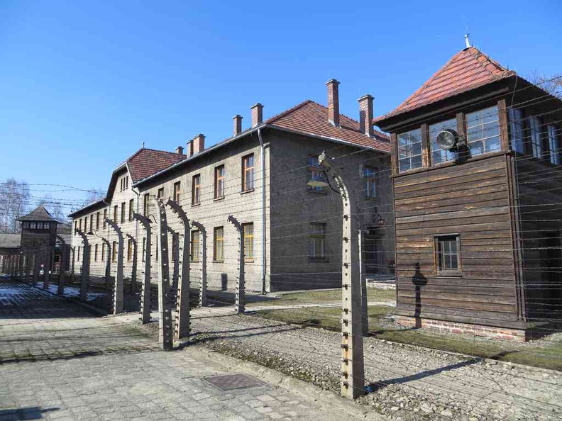 auschwitz-concentration-camp-25.jpg