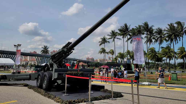 Outdoor displays with the FH2000 howitzer on display