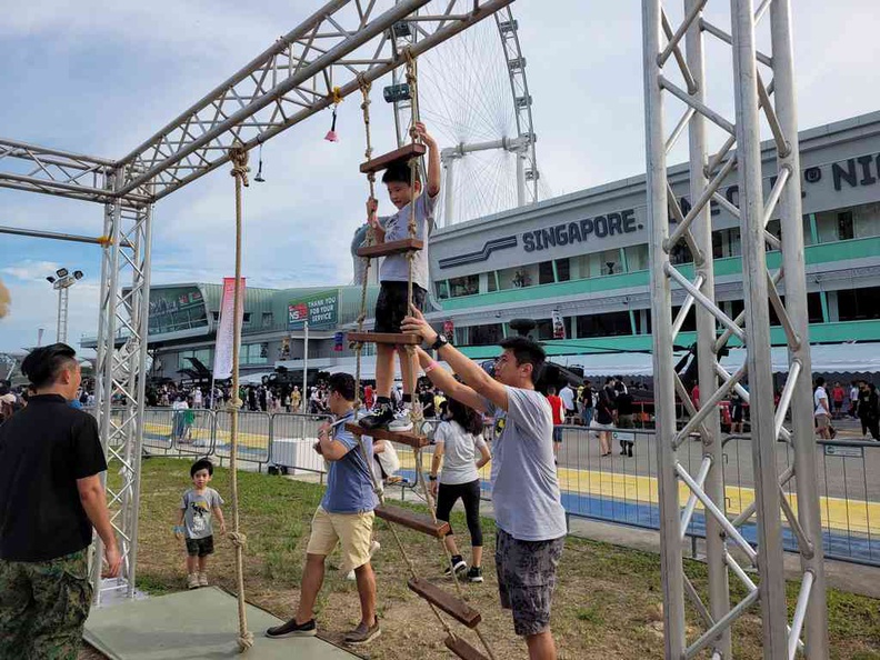 Rope climb with single rope or cargo ladders