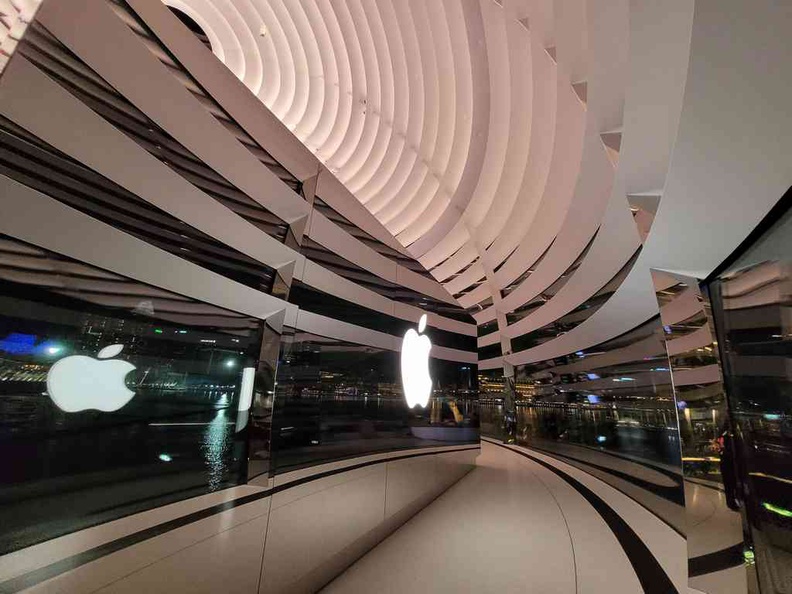 Apple Store Marina Bay Sands view of the Marina bay reflected behind the store screen