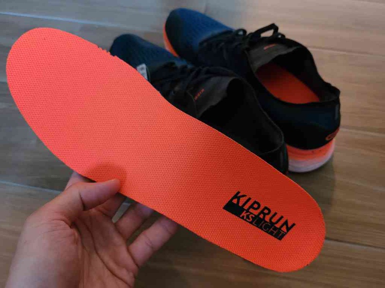 The KIPRUN KD800 salmon-coloured inner sole is fitted for normal arches. Notably, the black logo wears out after a few runs