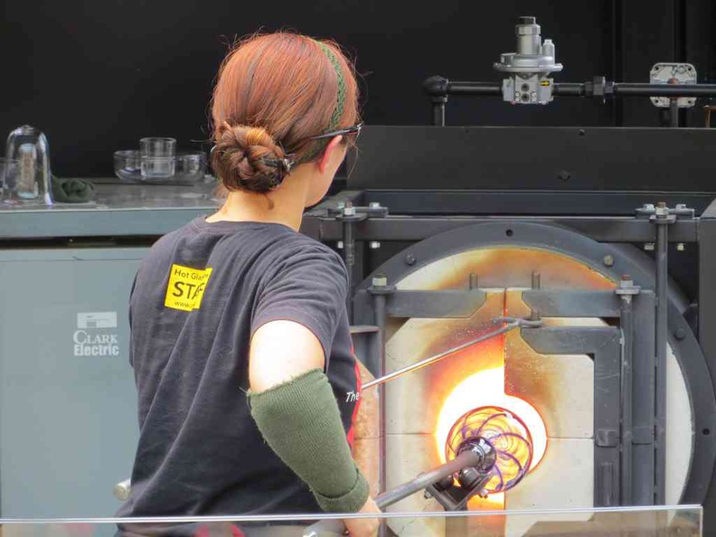 Into the furnace to prepare the glass for shaping