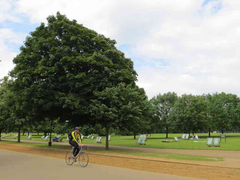 The park serves a central transport node through the north Kensington and popular with commuters for the lack of cars