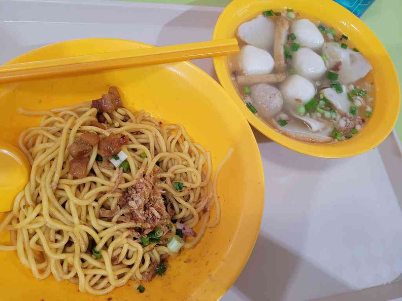 Nan Yuan Fishball Noodle Yellow noodles dry ($3.50), a recommended way to have your fish ball noodles here at Nan Yuan