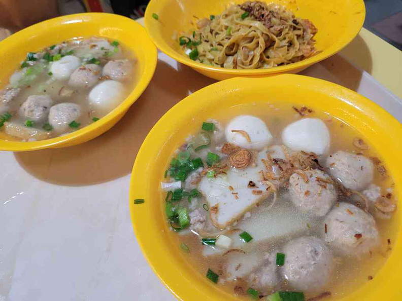 There is alot in the soup offerings by Nan Yuan Fishball Noodle and you do get alot of value at $3.50 for the base bowl size
