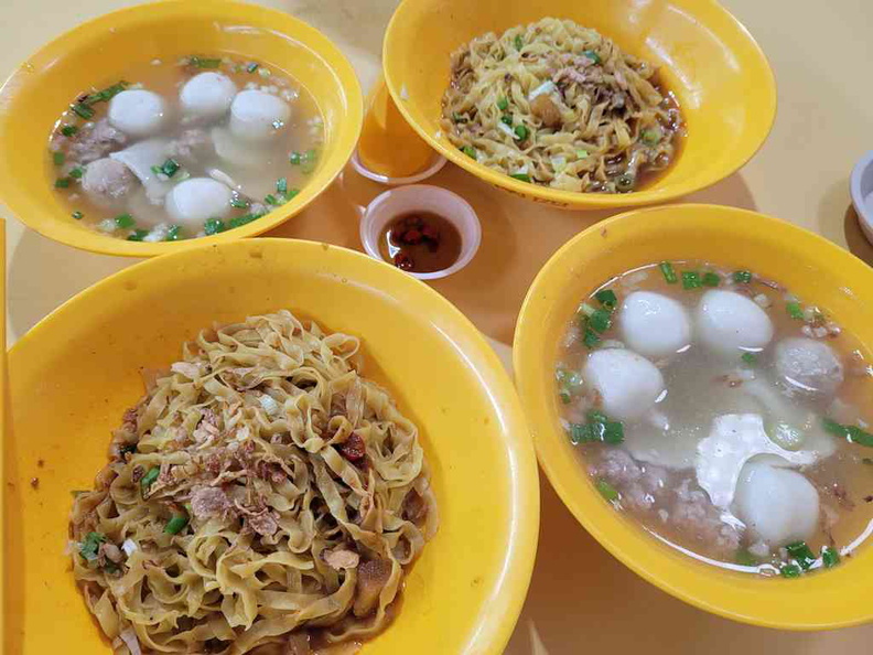 The Nan Yuan Fishball Noodle spread in dry variant with separate soup bowls