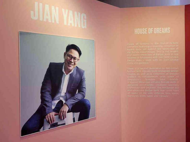 Introduction to Jian Yang at the entrance of the House of dreams Barbie exhibition