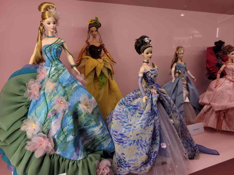 Elaborate Barbie dresses are the talk of the game here at the House of dreams. Lets check it out