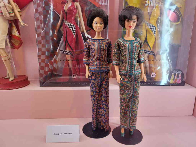 A limited set unique to the Singapore girl (Singapore airlines stewardess uniform)