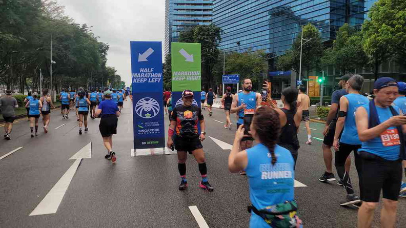 21km-42km split at the downtown area, with runners posing for photos. Its the instagram era after all