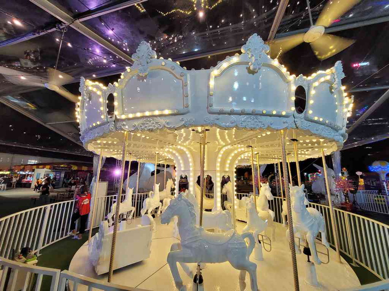 A majestic central carousel in the dining tent, clad in pure white