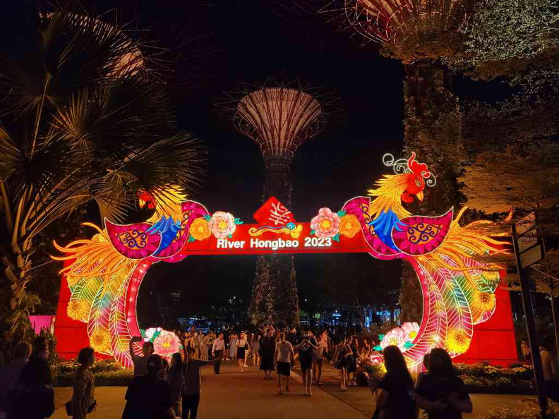 Welcome to  River Hongbao 2023! Wit the Golden welcome arch at the Garden's visitor center