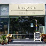 knots-cafe-living-08