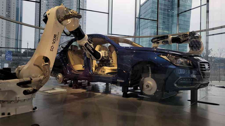 Hyundai Motorstudio Assembly Robots putting together a demo car.