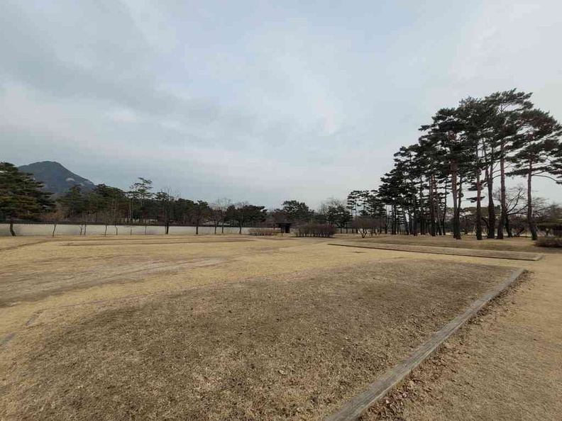 Spots where old palace building used to reside before burnt down in a great fire.