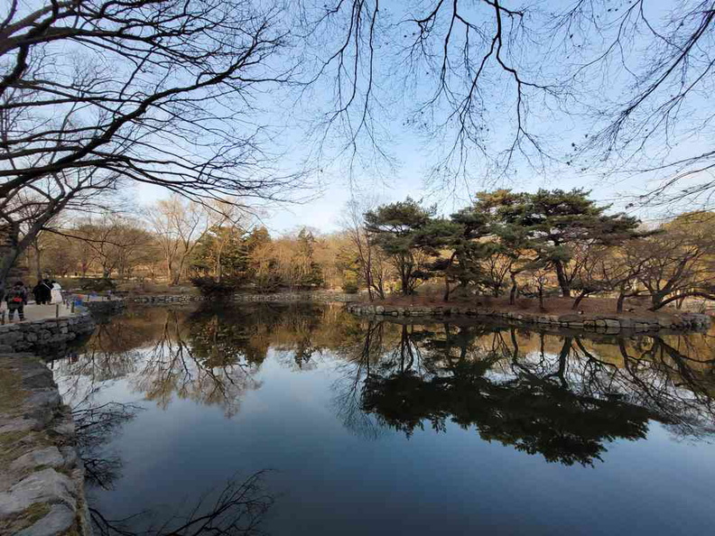 The reflecting Dae-chun-dang-ji Lake during winter which you can take a stroll past