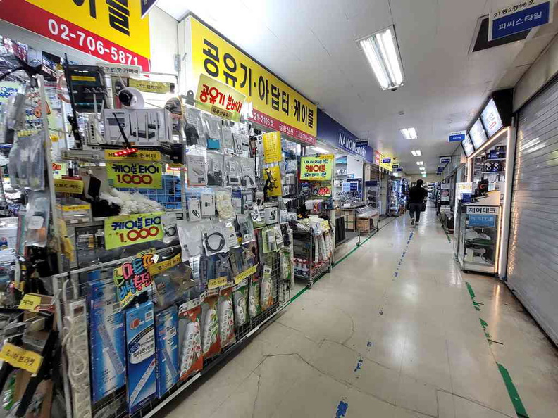 Lets take an explore of PC Hardware stores here in Seoul Yongsan Electronics, like the Sun plaza