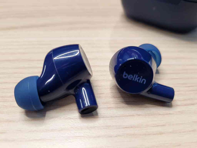 The Soundform earbuds have a boom mic piece extending from each on both left and right channels.