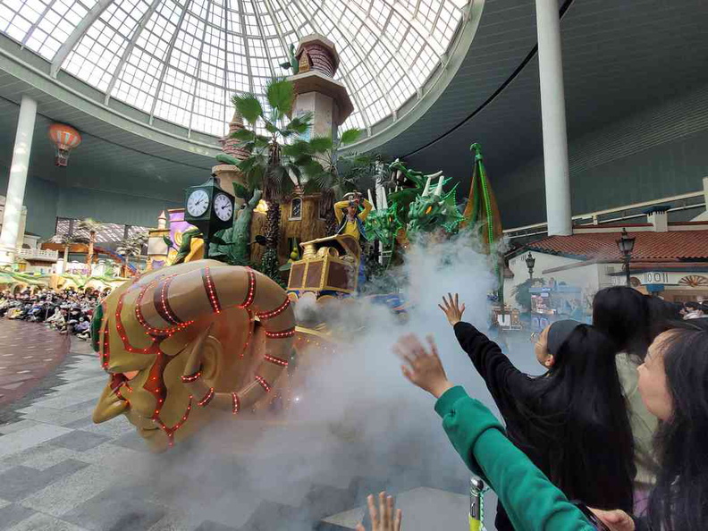 Majestic floats on the parade with ecstatic fans Lotte world
