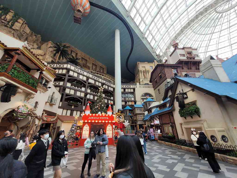 The park indoors of Lotte world theme park